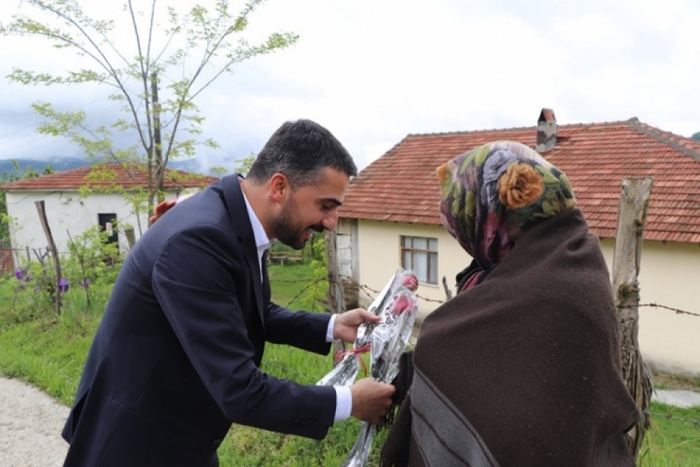 Belediye Başkanımızdan Annelerimize Çat Kapı Ziyaret